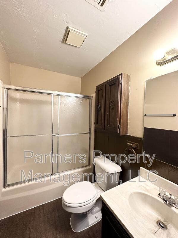 Building Photo - 105 Pine Ave