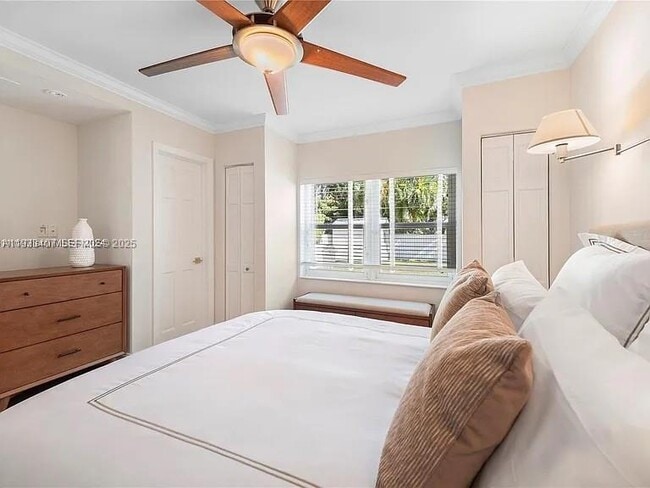 Building Photo - 5371 N Bay Rd