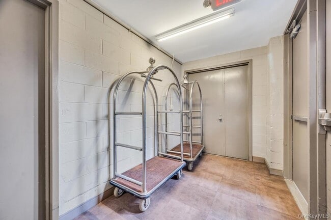 Building Photo - 100 W Broadway