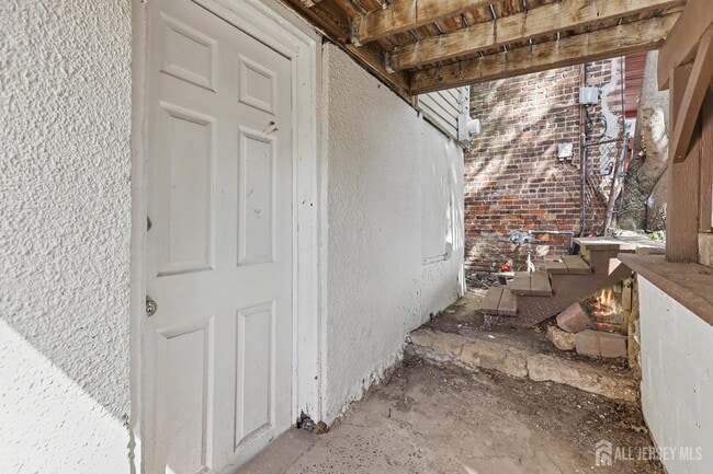 Building Photo - 181 Hale St