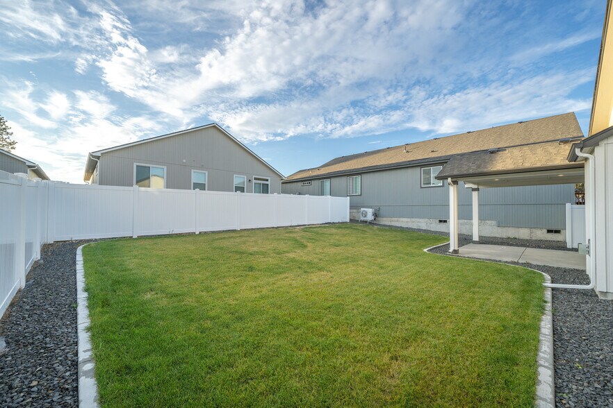 Building Photo - 824 S Bulldog St