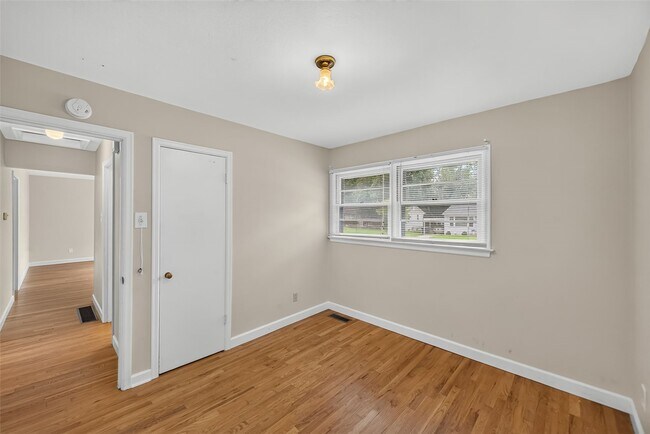 Building Photo - 45 Barton Pl