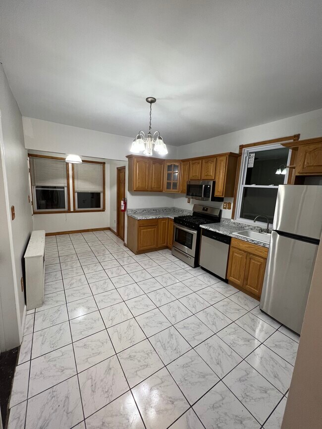 Building Photo - 214 Maple St