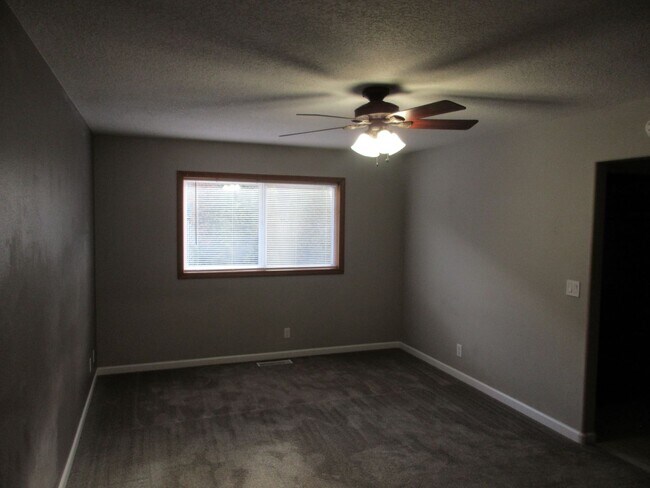 Building Photo - Great Three Bedroom in South Salem