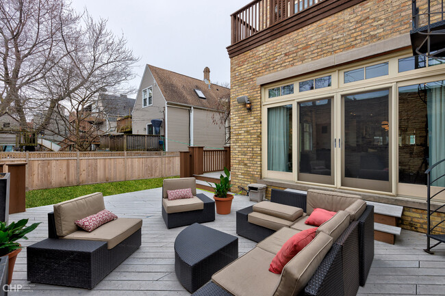 Building Photo - 2663 N Marshfield Ave