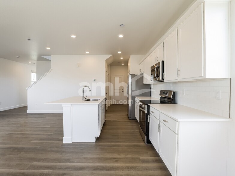 Building Photo - 10061 Potomac St