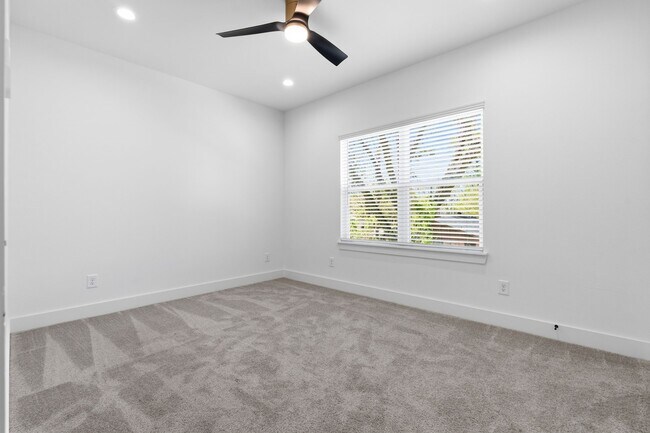 Building Photo - 8805 Parkway Dr