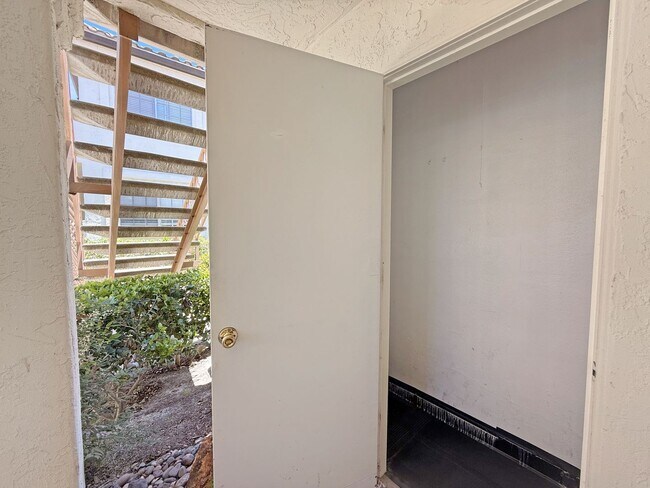 Building Photo - Spacious Studio Unit in Eastlake w/ AC!