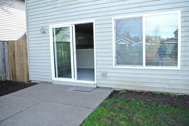 Building Photo - Spacious 3 bedroom 2.5 bath home in SE Cor...