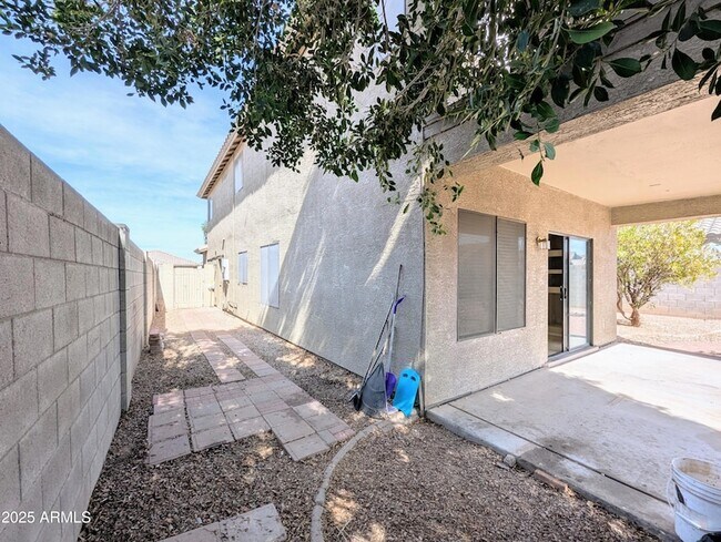 Building Photo - 8861 W Paradise Dr