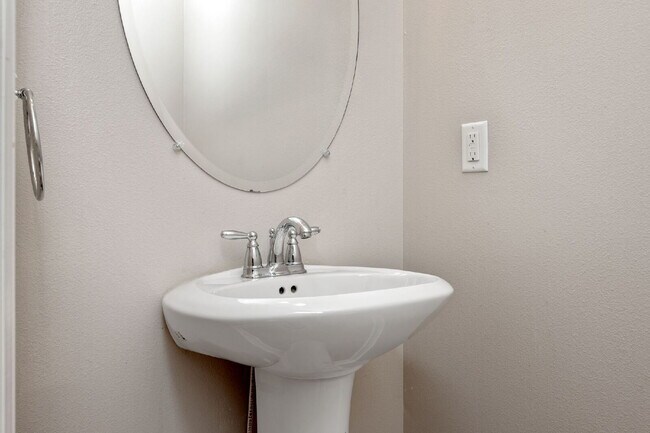 Building Photo - Crestview: 4 Bedrooms in Liberty Oaks