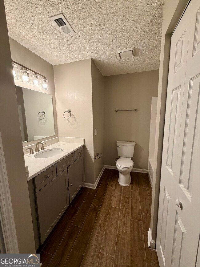 Building Photo - 438 Admiral's Walk Dr