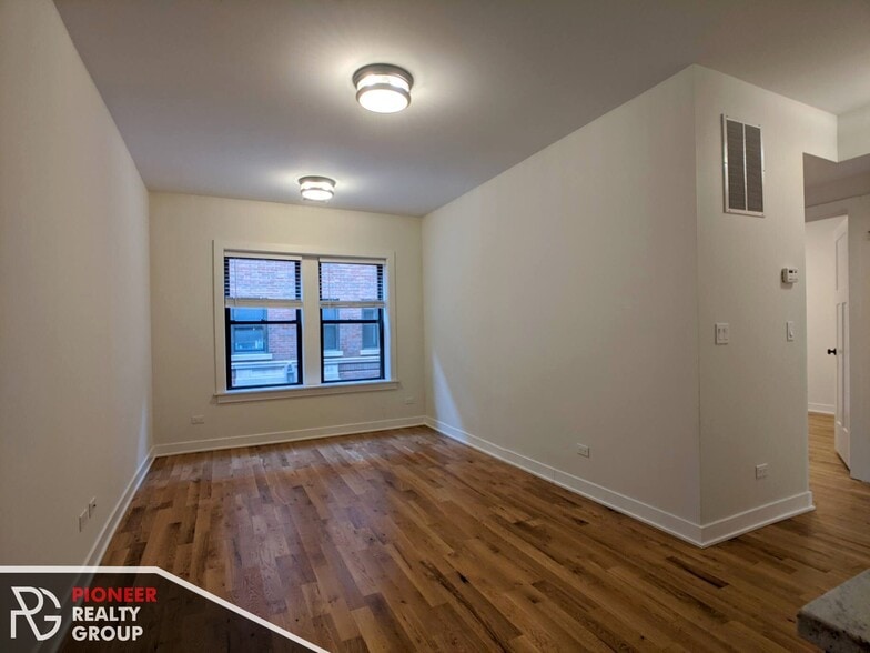 Building Photo - 2211 W Eastwood Ave