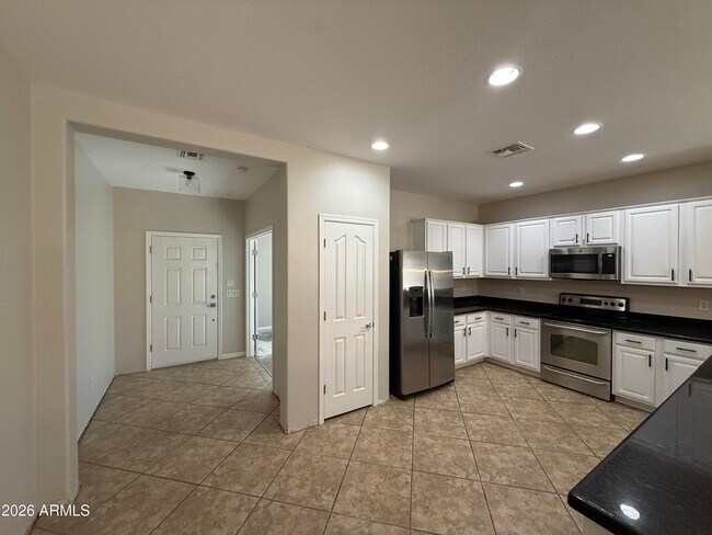 Building Photo - 4155 E Clubview Dr