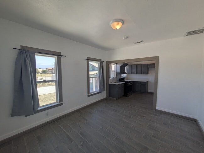 Building Photo - Bright & Clean 2 Bed | 1 Bath Home With a separate Den– 906 Sq. Ft. with Private Parking! Now Ava...