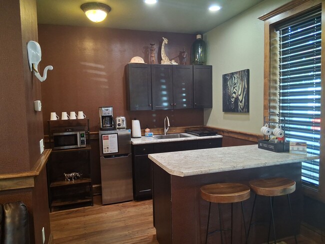 Building Photo - Safari Suite: Cozy, Downtown Jacksonville, First Floor $300 Utility Fee