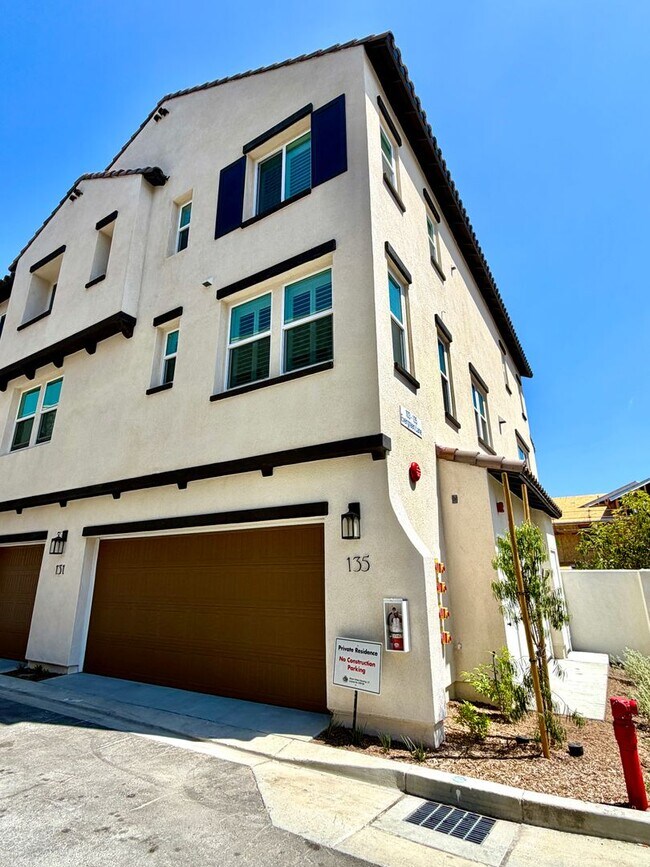 Building Photo - Brand-New Luxury Townhome for Lease in Claremont