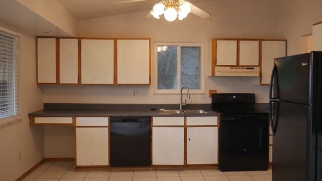 Building Photo - Single Family 3 Bed, 2 Bath w/ Big Backyar...