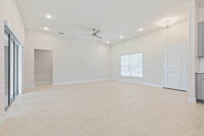 Building Photo - 11 Portia Ln