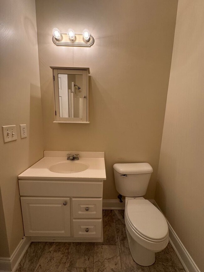 Building Photo - Nice 3/2 House in Silver Creek with bonus rooms- $1,495