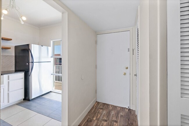 Building Photo - Spacious Riverview 1B/1B Condo