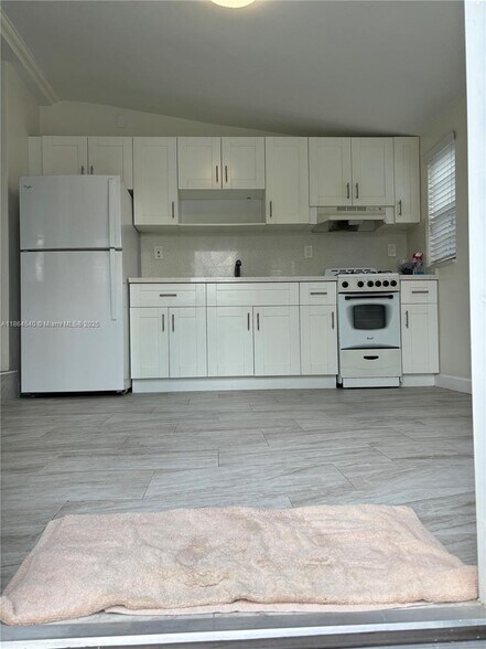 Building Photo - 7515 Dickens Ave