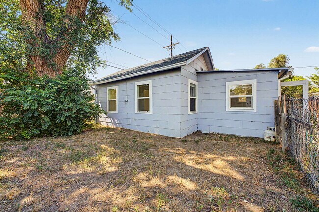 Building Photo - "Charming 1-Bed 1 bath in Englewood – Cozy 400 Sq Ft Living!"