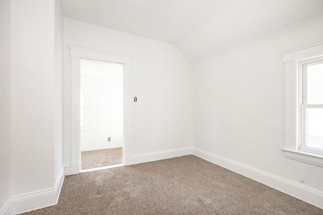Building Photo - 3 BED 1 BATH BEAUTIFUL SINGLE FAMILY HOME ...