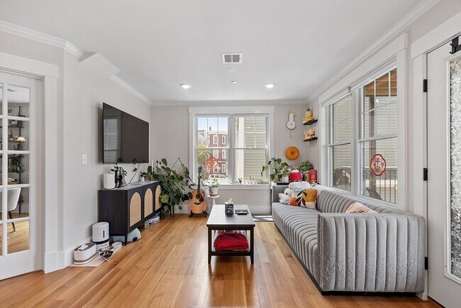 Primary Photo - 35 Berkshire St