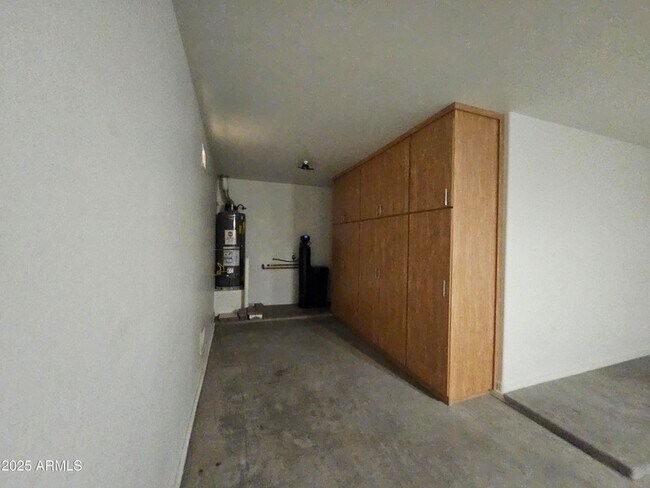 Building Photo - 3216 S Cottonwood Dr