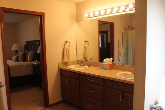 Building Photo - 341 Holland Ave