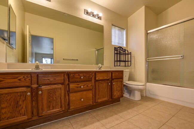Building Photo - Boulder Park Townhome for Rent