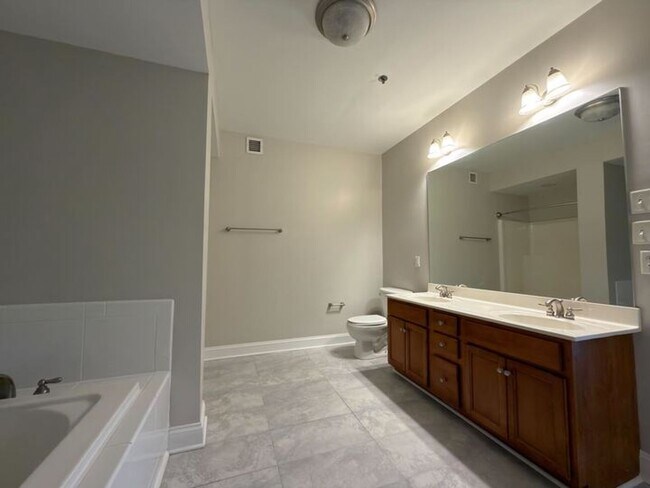 Building Photo - **Stunning Waterfront Condo in Downtown Knoxville**  2 Bedroom, 2 bath Fully renovated! Available...