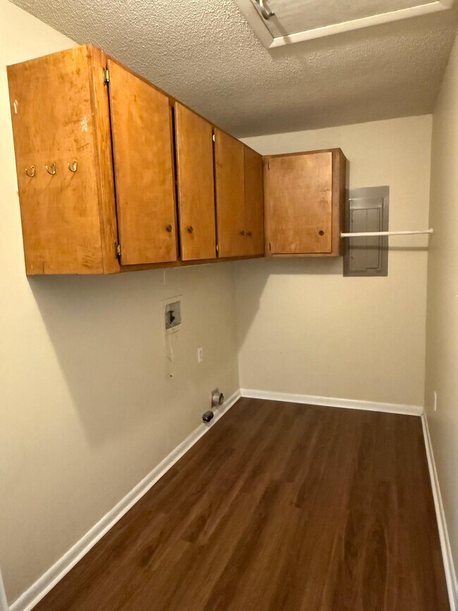 Building Photo - 802 Wildwood Dr