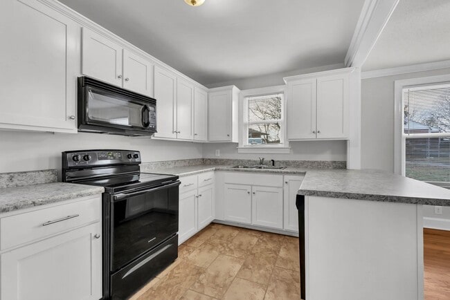 Building Photo - Conveniently Located off Memorial Dr! Lovely 2 Bed 1 Bath Home!