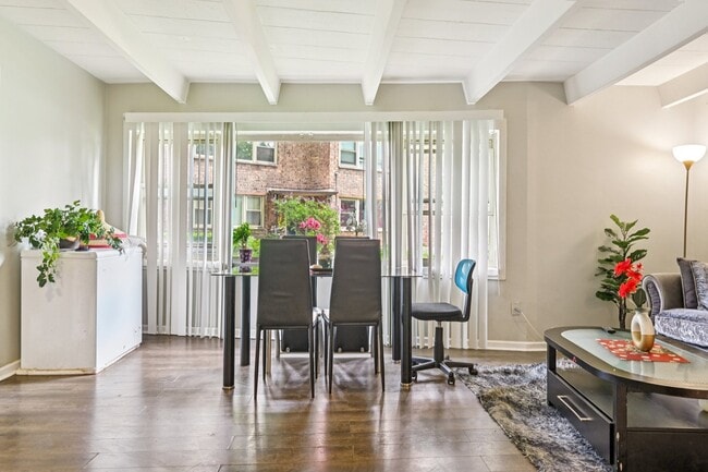 Building Photo - 2142 W Rosemont Ave