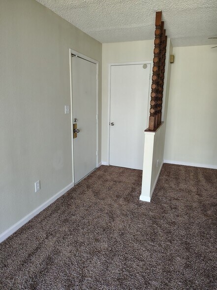 Building Photo - 2401 Christmas Tree Ln