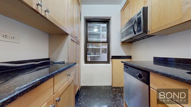 Building Photo - 141 E 56th St