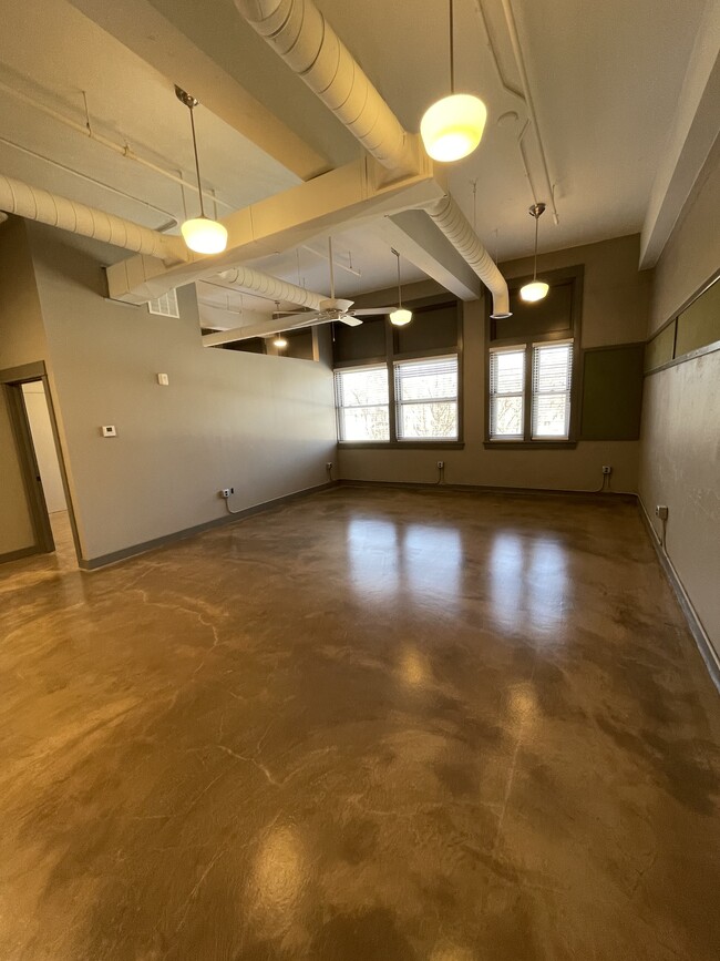 Building Photo - 1009 Highland Ave