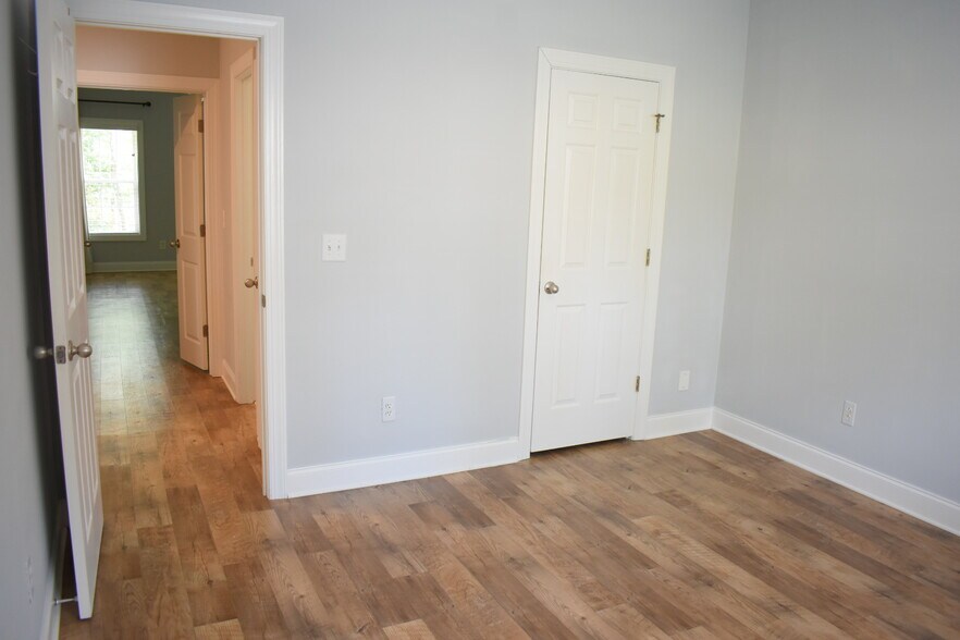 Building Photo - 393 Whisper Park Dr