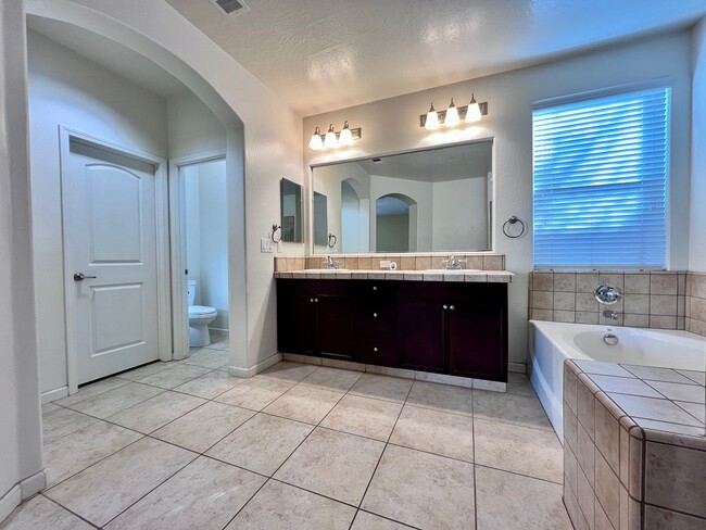 Building Photo - $2,695 Church & Clovis Ave., 4 Bedroom House - Edna Ave. Fresno / Energy Efficient