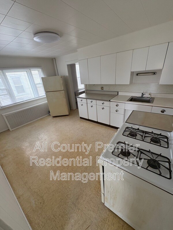 Building Photo - 723 Sampson Ave