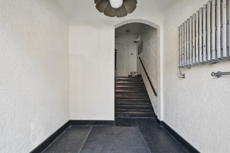 Building Photo - 5646 Hobart St