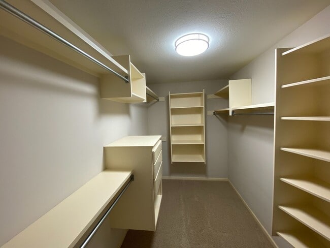 Building Photo - Wonderful Fox Chase home with fantastic spacious floor plan.