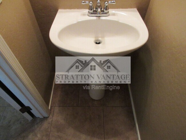 Building Photo - 2741 S Equestrian Dr