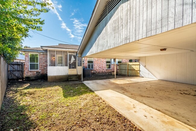 Building Photo - SW Loop 820 - 4304/4306 *Lease Up Only*