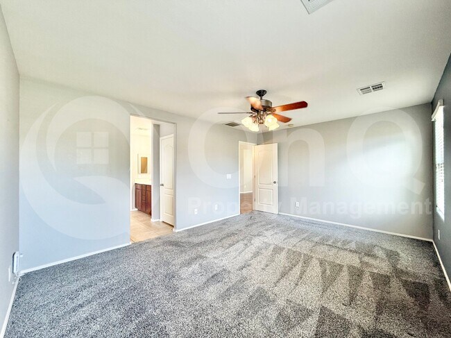 Building Photo - 1032 E Daniella Dr
