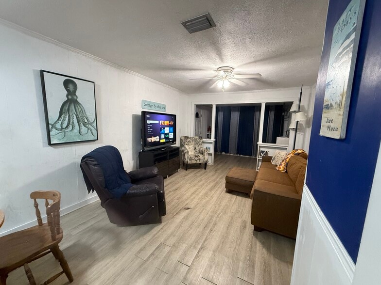 Living - 606 Lantana St