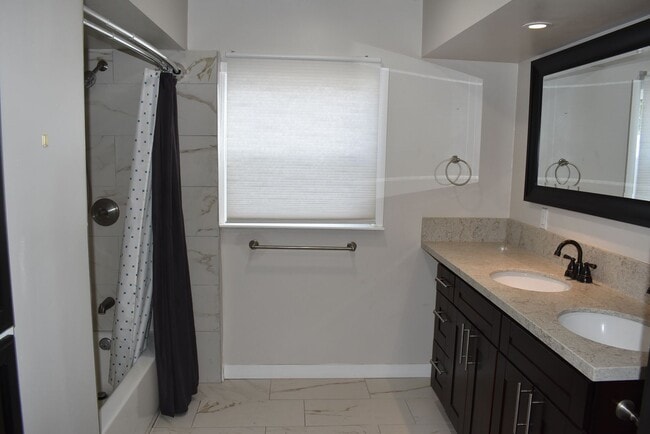 Building Photo - 3 Bedroom 1 Bath Upgraded Home with Large ...