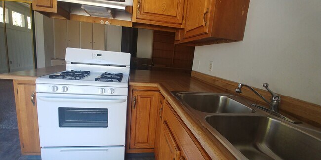 Building Photo - Studio backhouse in a quiet neighborhood.